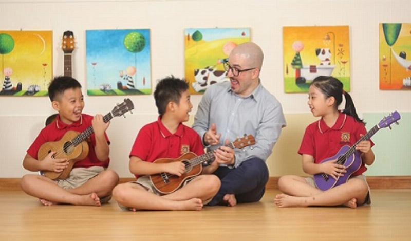 Một minh họa trực quan về những lợi ích của việc luyện phát âm tiếng Anh, như giao tiếp trôi chảy, tự tin, nghe hiểu tốt hơn